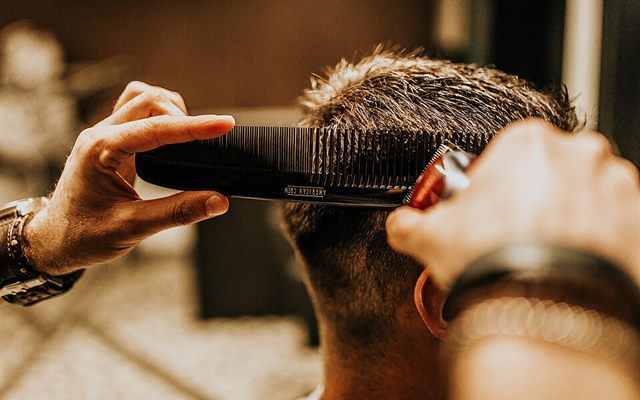 Barbeiro cortando o cabelo de um cliente