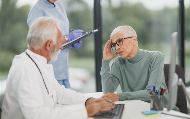 Médico atendendo uma paciente no consultório