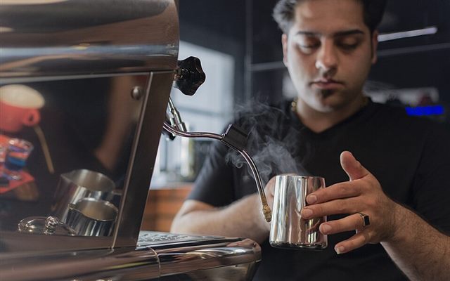 Barista preparando café em uma cafeteria